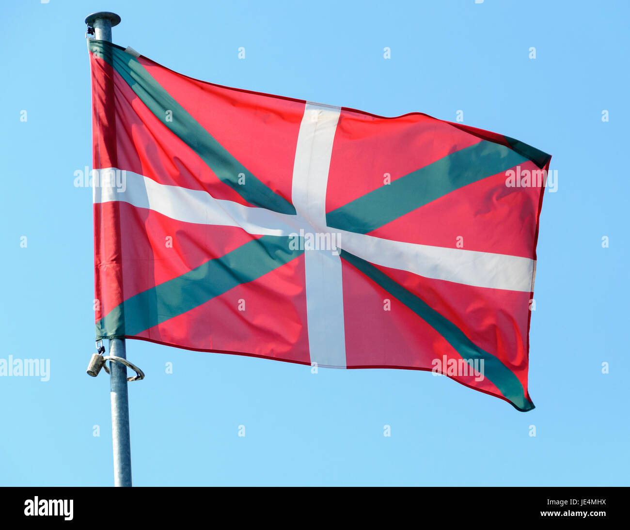 Baskenland Flagge, blauen Himmelshintergrund Stockfoto
