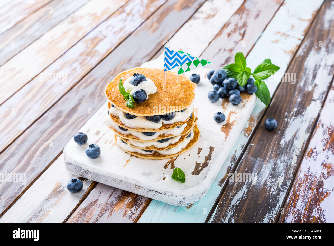 Pfannkuchen-Kuchen mit Joghurt und Heidelbeeren Stockfotografie - Alamy