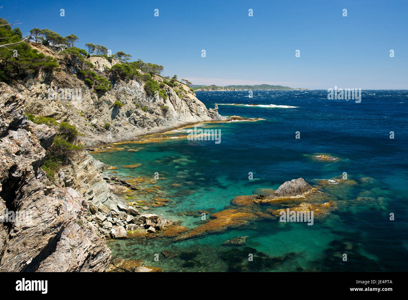 Wandern auf dem "Sentier du littoral" auf der Presqu'Île de Giens, Frankreich Stockfoto