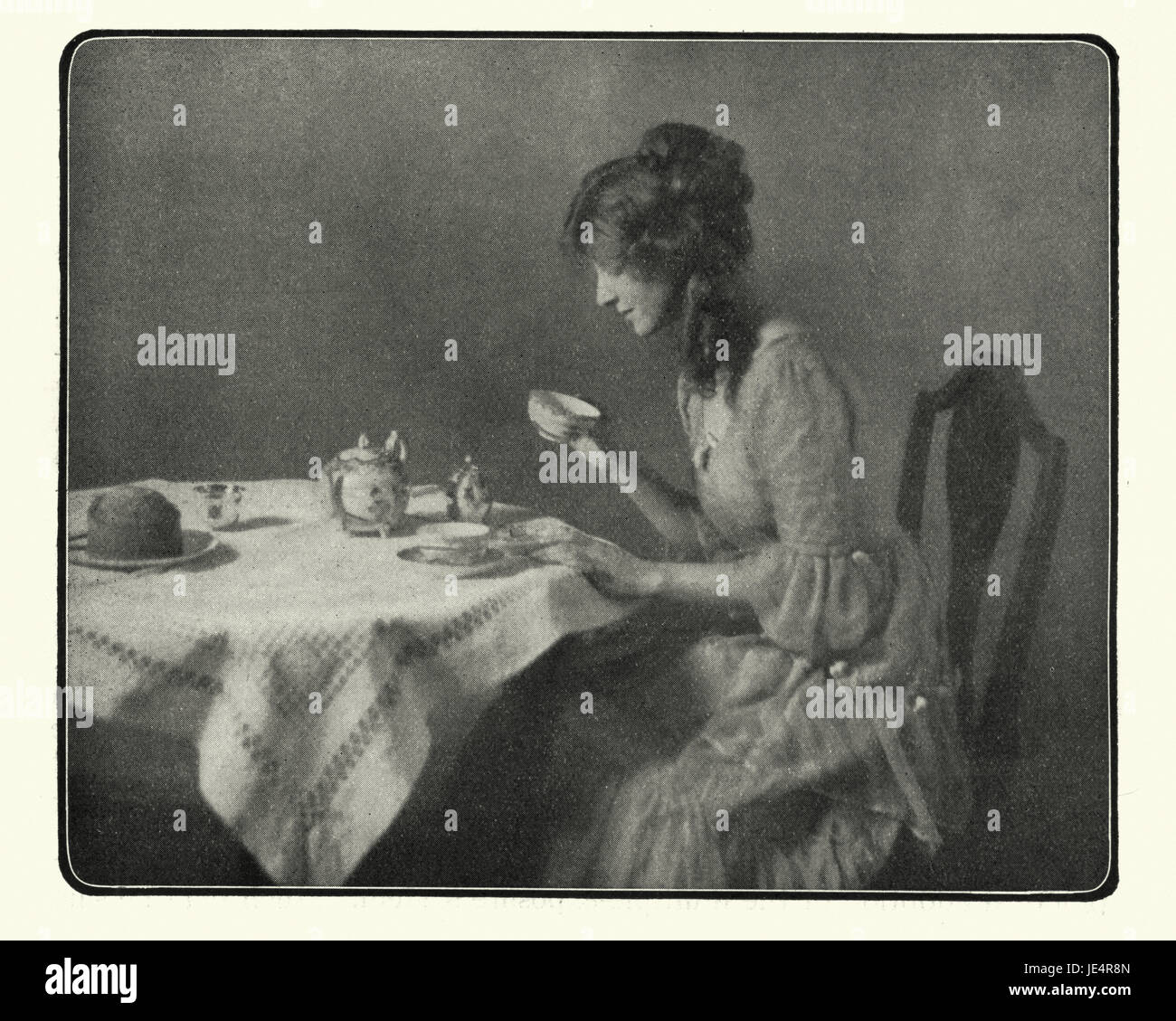 Junge Frau trinkt Tee am Nachmittag Stockfoto