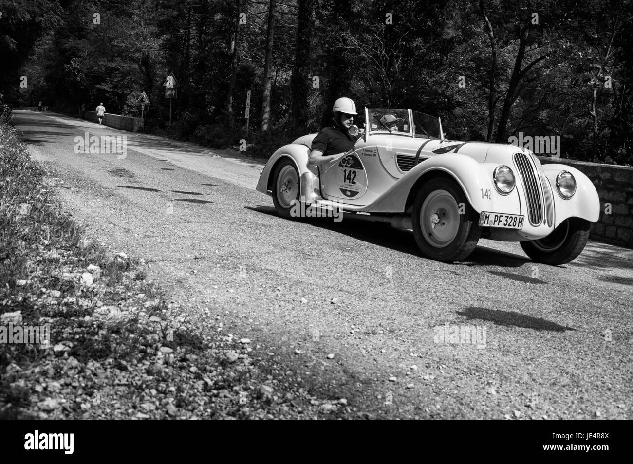 GOLA DEL FURLO, Italien - 19. Mai: BMW 328 1937 auf einem alten Rennwagen Rallye Mille Miglia 2017 die berühmte italienische historische Rennen (1927-1957) am 19. Mai Stockfoto