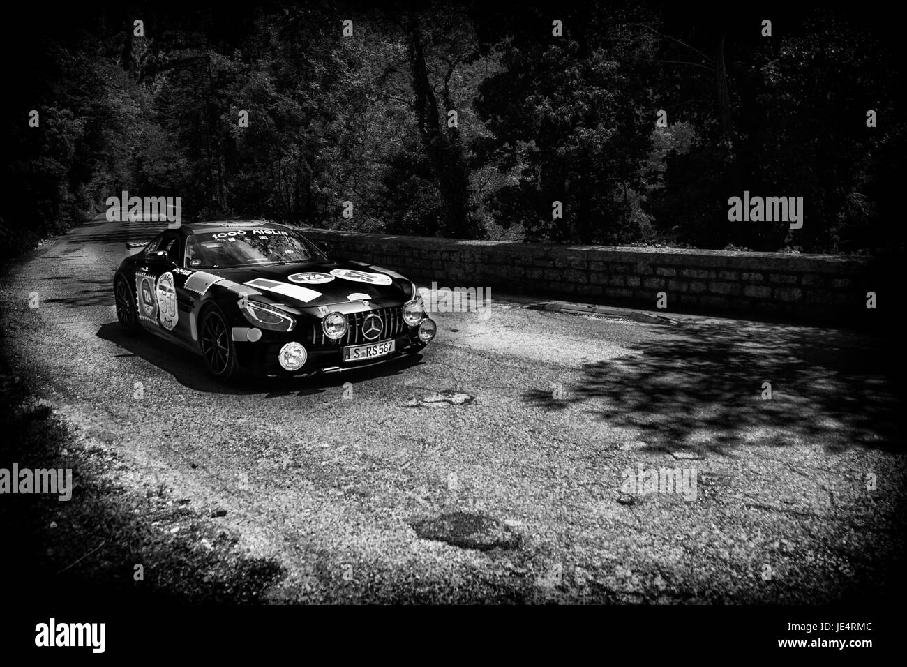 GOLA DEL FURLO, ITALIEN - Mercedes-AMG GT R 2017 auf einem alten Rennwagen Rallye Mille Miglia 2017 die berühmte italienische historische Rennen (1927-1957) am 1. Mai Stockfoto