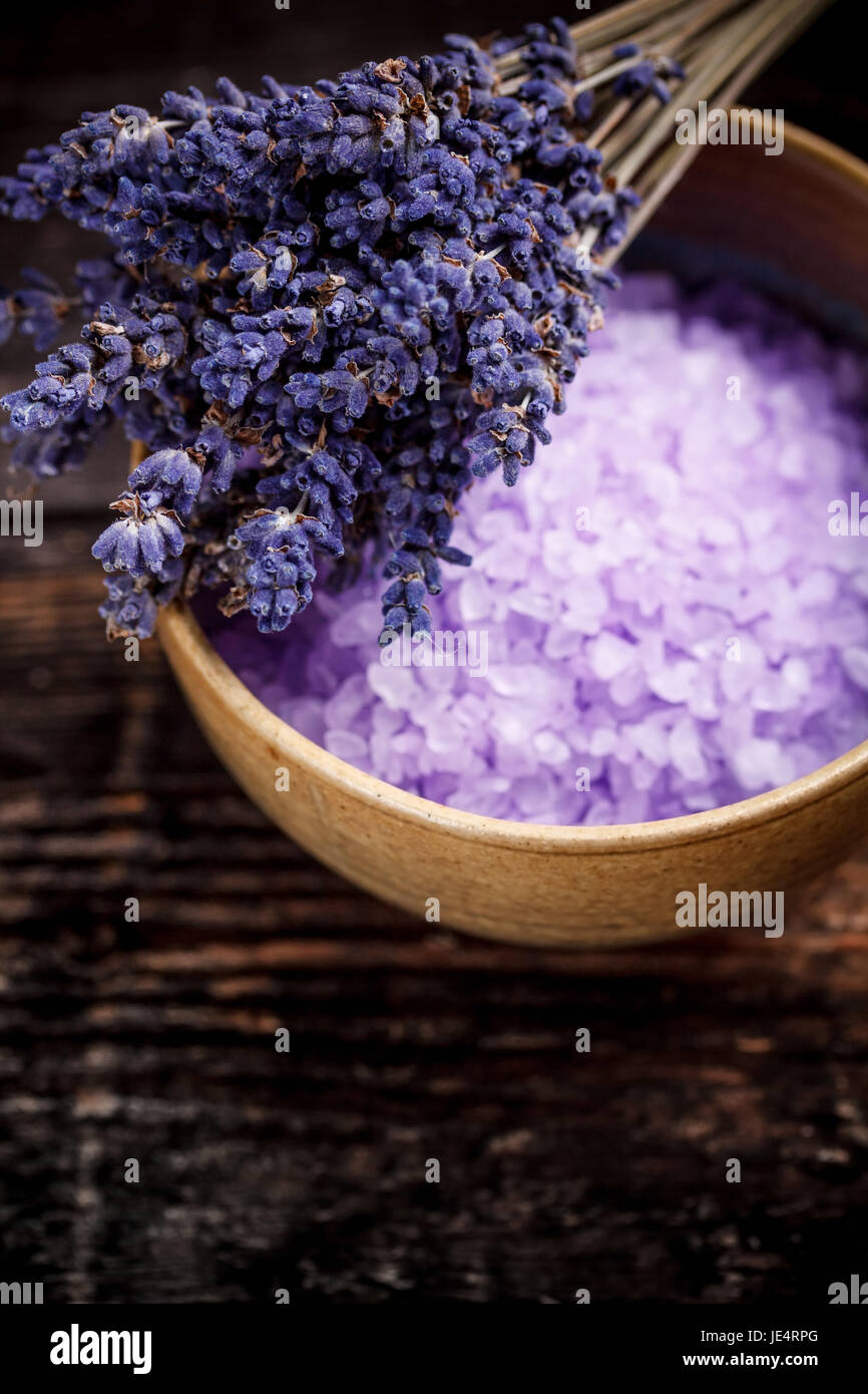 Schüssel mit Lavendel-Badesalz Stockfoto