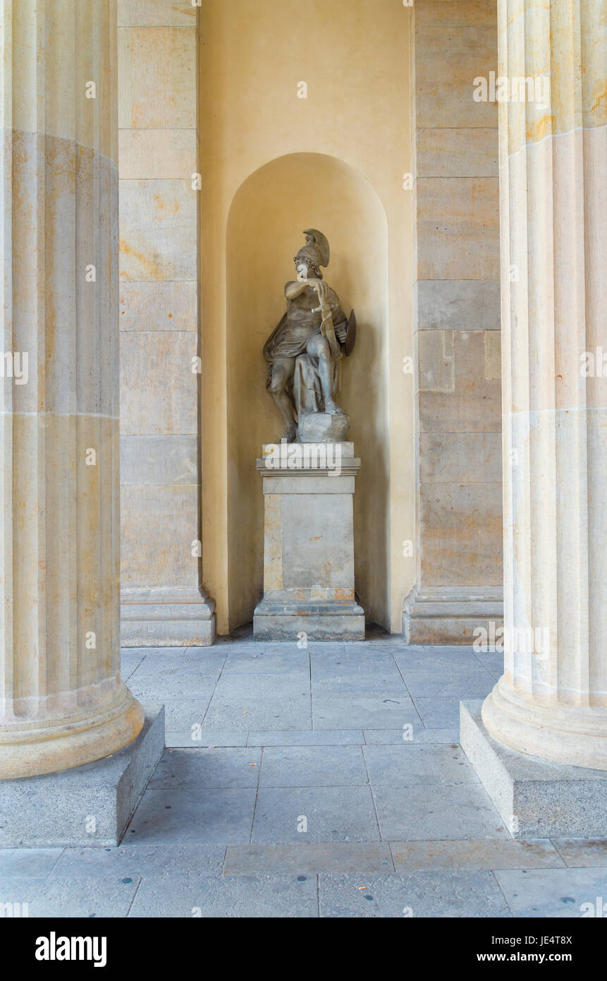Statue eines Soldaten unter dem Brandenburger Tor in berlin