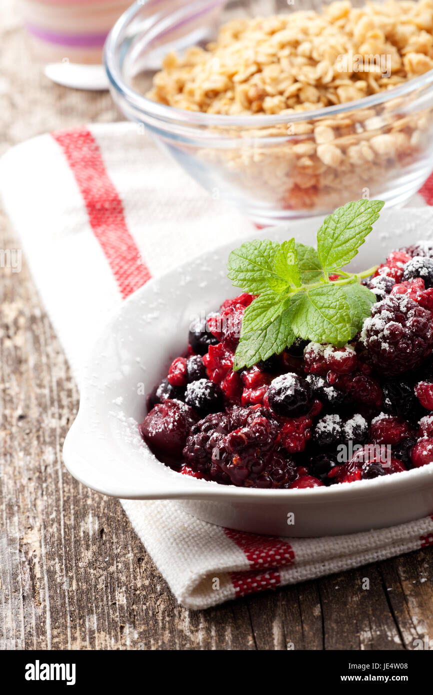 Frühstückszerealien Mit Obst Und Joghurt Stockfoto