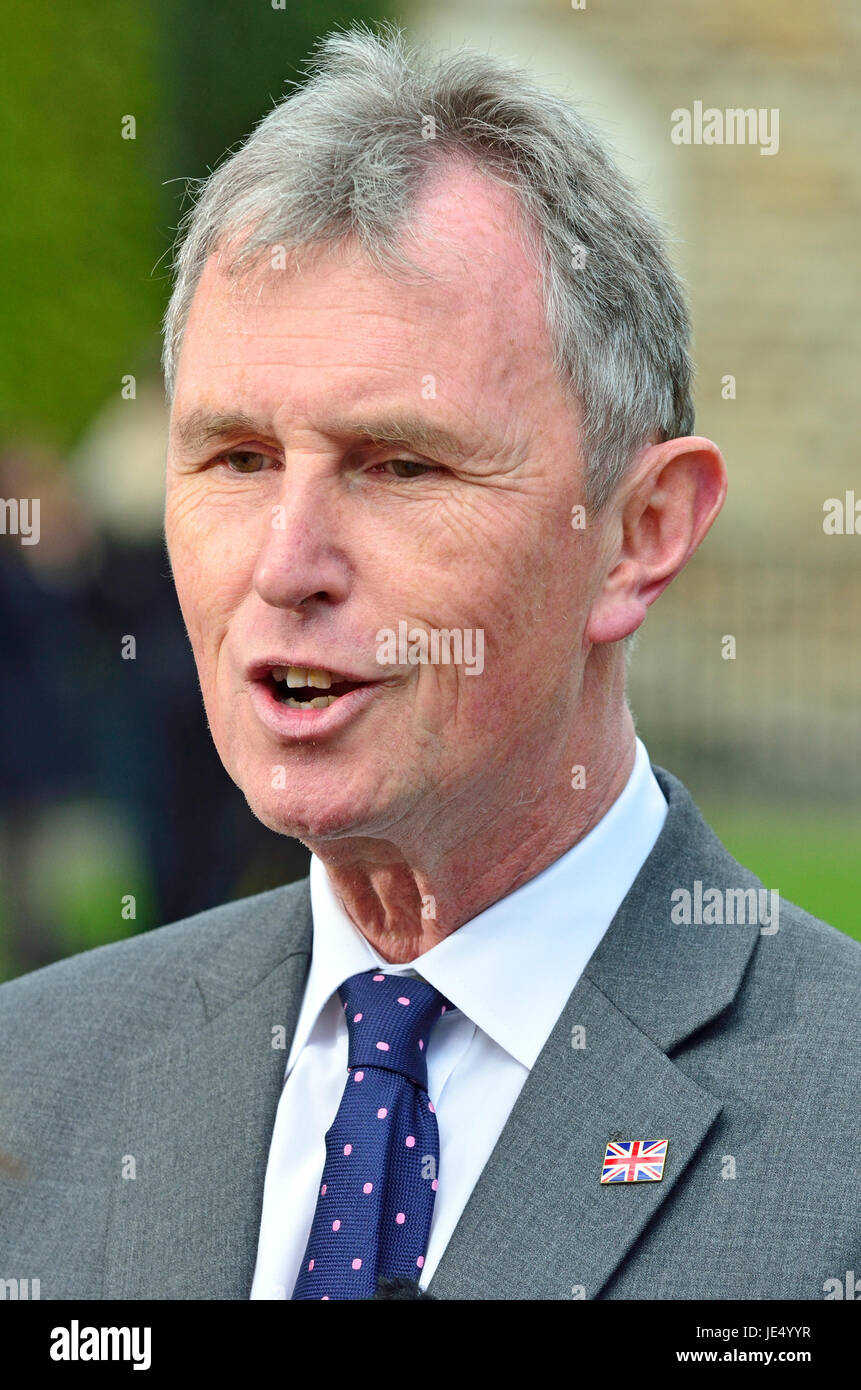 Nigel Evans MP (Con: Ribble Valley) am College Green, Westminster 18. April 2017 kurz nach den Parlamentswahlen wurde bekannt gegeben. Stockfoto