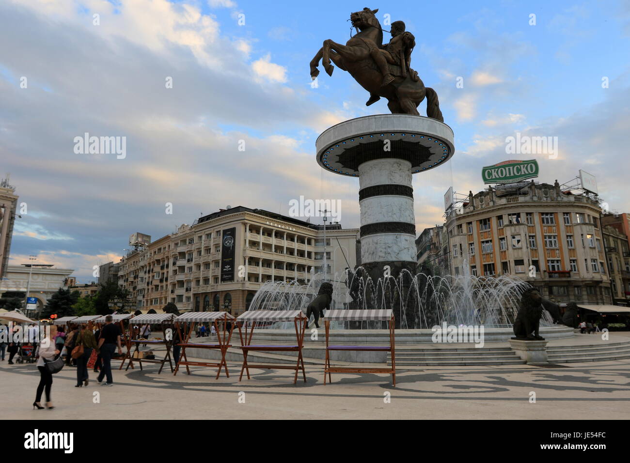 Krieger auf einem Pferd, auch bekannt als Alexander der große Denkmal auf dem Makedonienplatz in der Hauptstadt Skopje in Nordmazedonien. Stockfoto