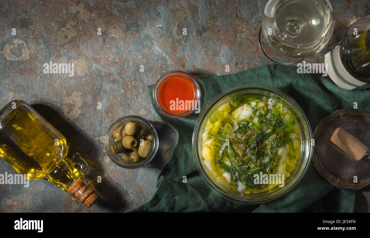 Portugiesische Suppe Caldo Verde auf dem Stein horizontal Stockfoto