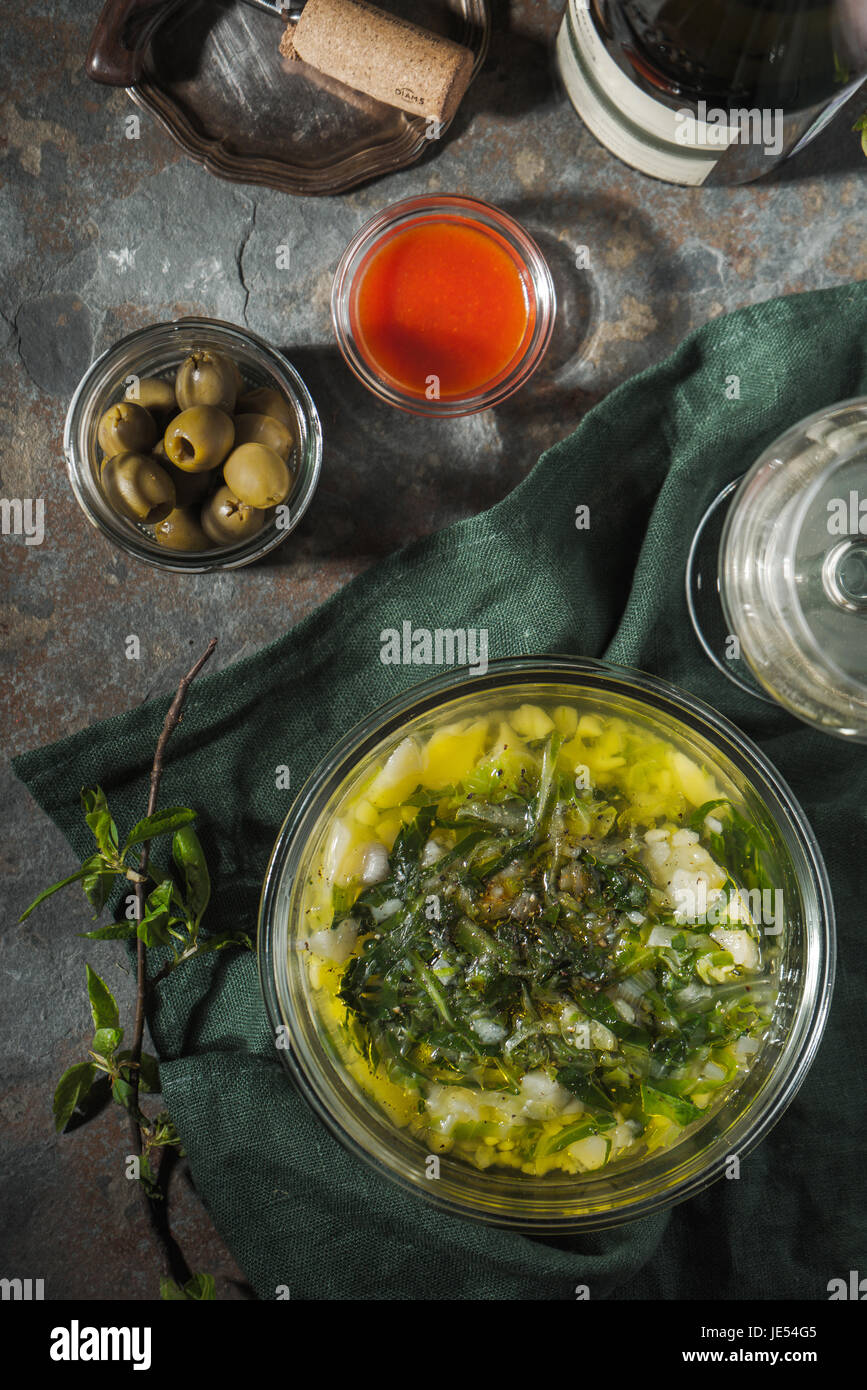 Portugiesische Suppe Caldo Verde auf dem Stein vertikal Stockfoto