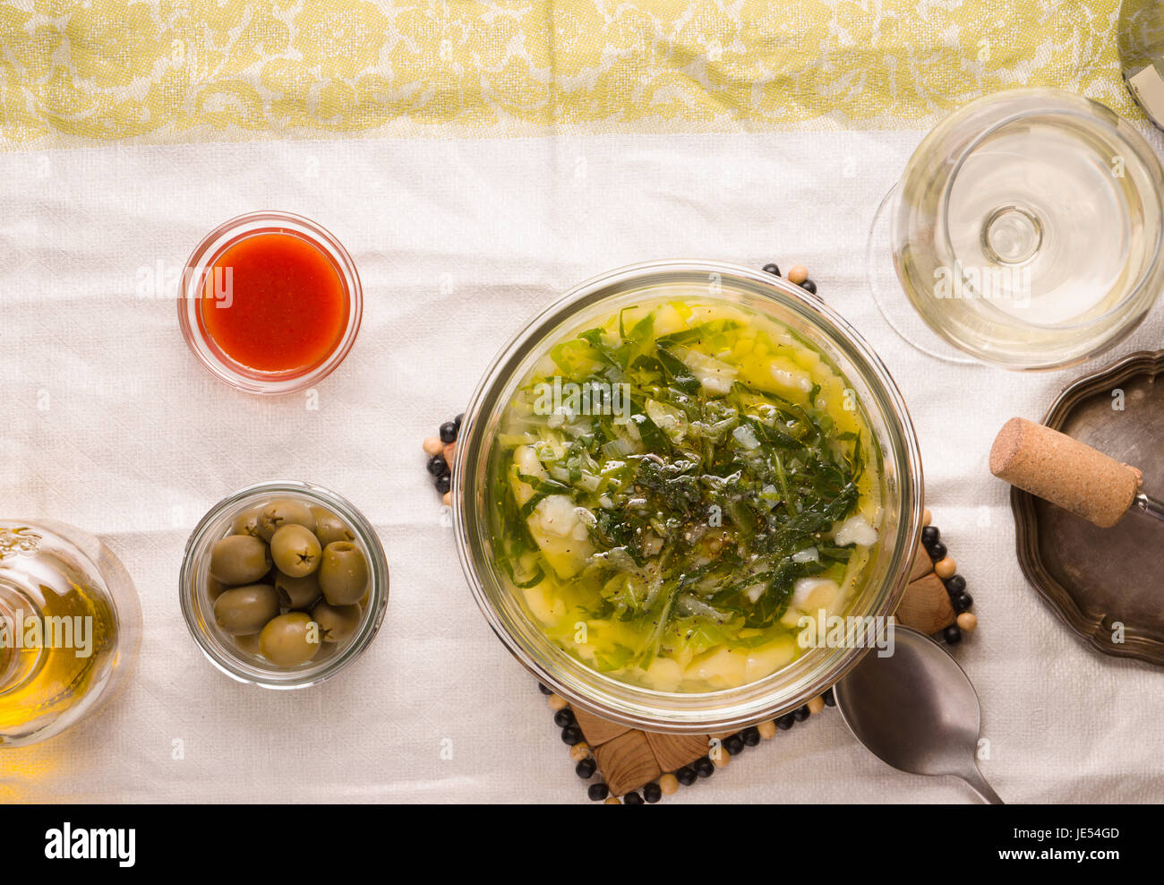 Portugiesische Suppe Caldo Verde auf horizontale weiße Tischdecke Stockfoto