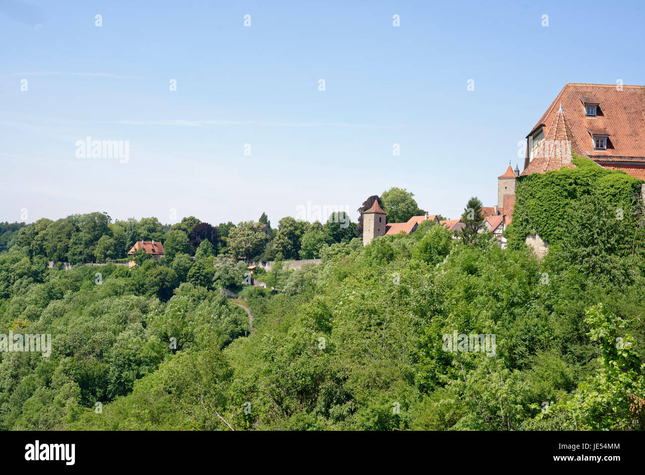 Die Stadtmauer von Rothenburg ob der Tauber umgibt die ganze Stadt. Die mittelalterliche Stadt im Süden Deutschlands ist wegen der alten Gebäude und der landschaftlichen Aussicht bei Touristen sehr beliebt. Stockfoto