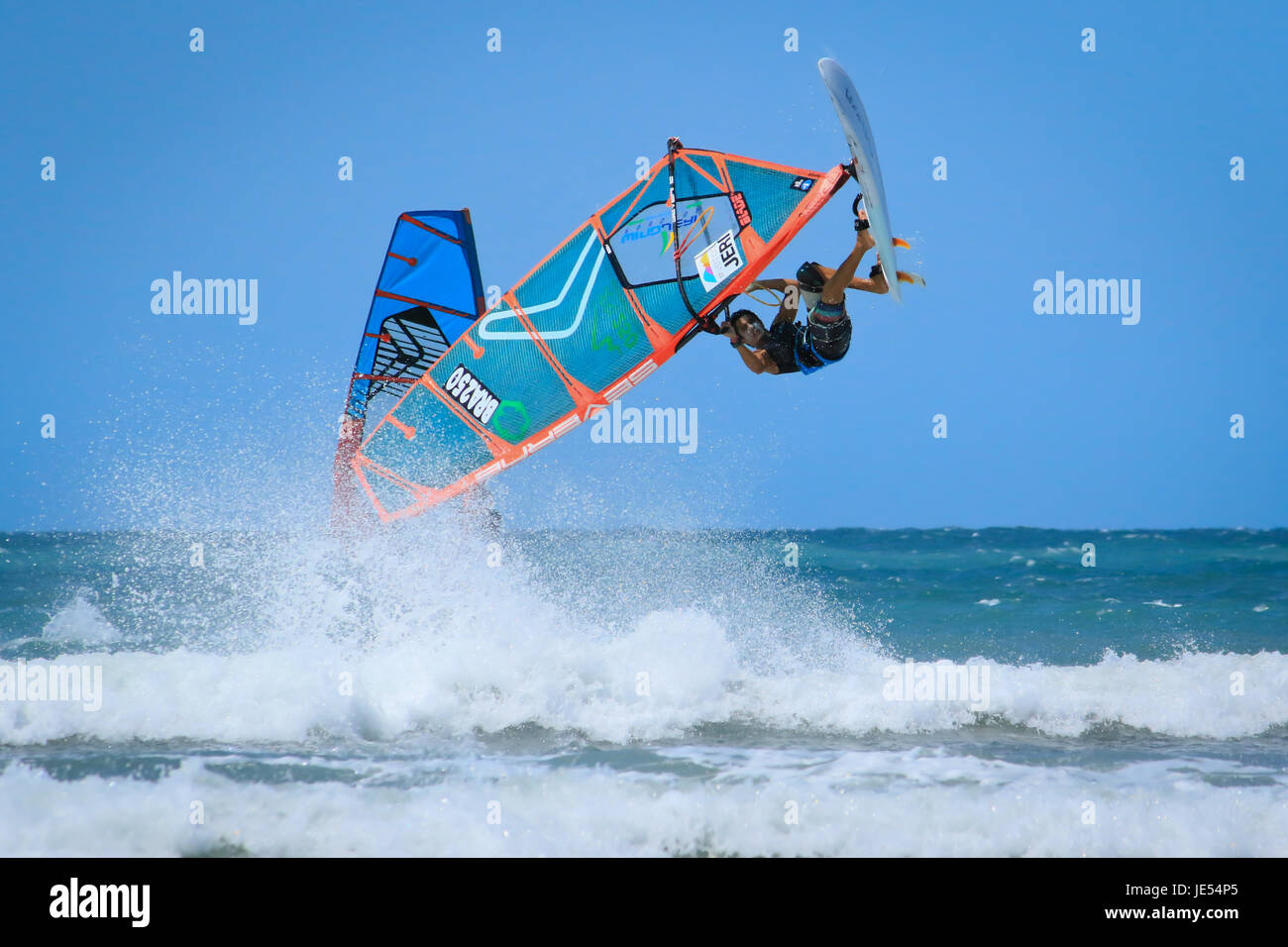 JERICOACOARA. CEARA/BRASIL - ca. Dezember 2016: Windsurfer Sportler Advan Souza macht Trick auf dem Wasser Jumpimg hoch über dem Wasser und auf der Suche bei t Stockfoto
