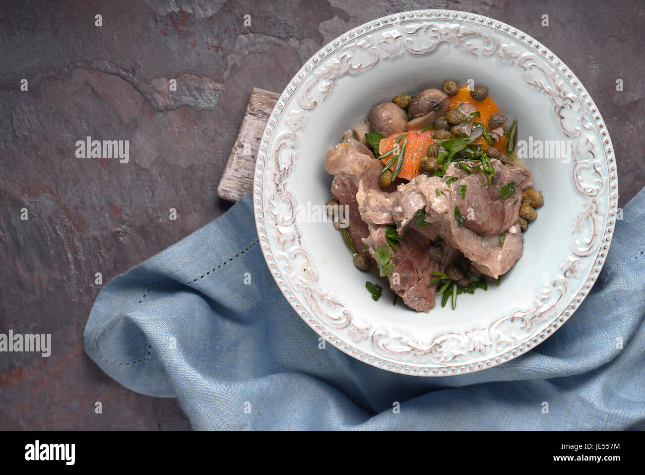 Fleisch-Frikassee in der keramischen Platte auf dem Stein Hintergrund horizontale Stockfoto