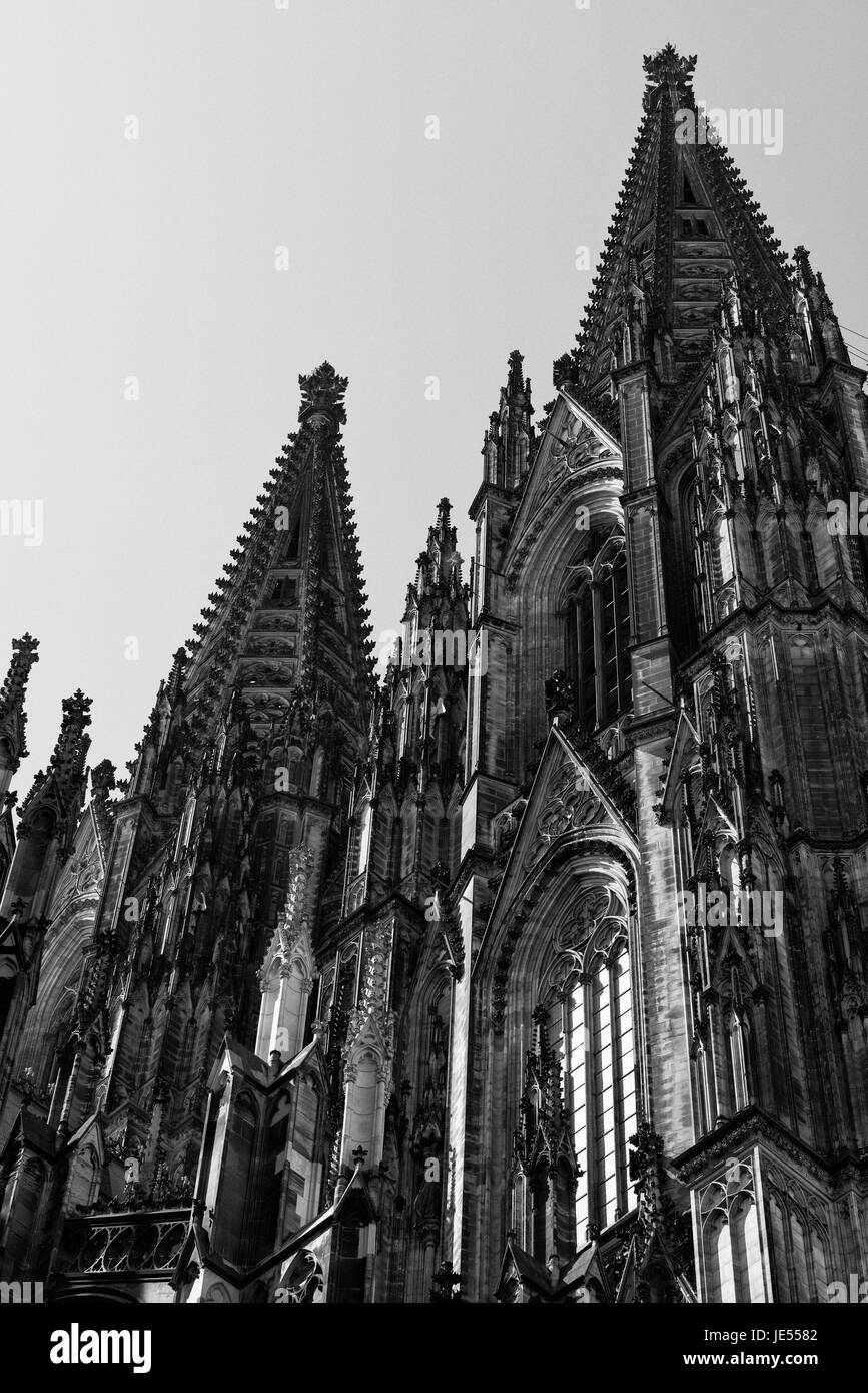 Mit einer Höhe von ca. 157 Metern sind die beiden Türme von Köln die zweithöchsten Kirchtürme der Welt. (Nur der Turm des Ulmer Doms ist mit 161 Metern höher). Die Kathedrale mit ihrem offiziellen Namen „hohe Kathedrale von St. Peter' ist eine der berühmtesten Kirchen der Welt. Die Gewölbehöhe von 43.5 Meter ist sehr imposant. Als Meisterwerk der Gotik kommen 20,000-30,000 Besucher Tag für Tag, um die Schönheit dieses Gebäudes zu sehen. 1996 wurde die Kathedrale in die UNESCO-Liste des Weltkulturerbes aufgenommen. Stockfoto
