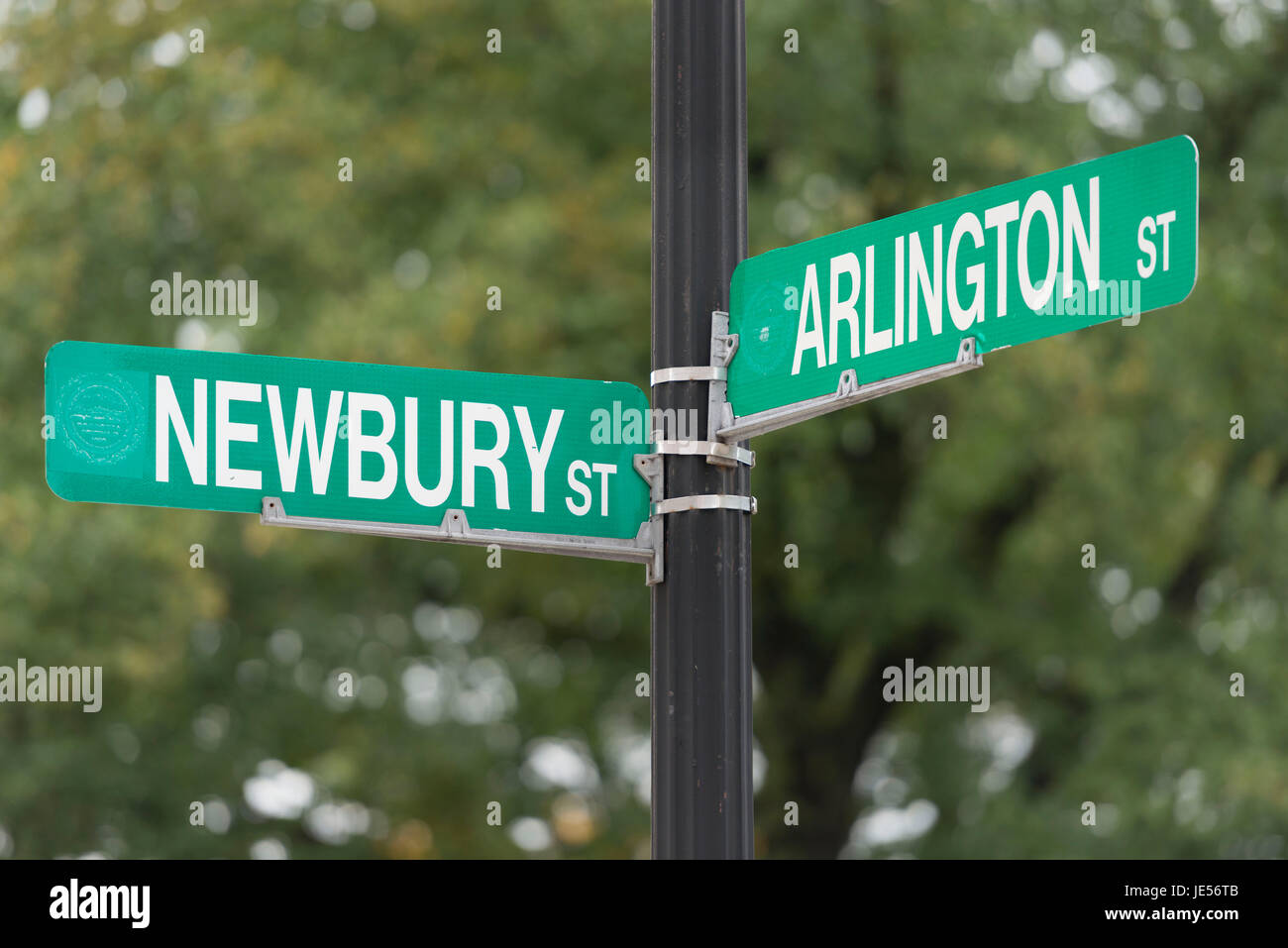 Straßenschild an der Kreuzung von Newbury und Arlington in Boston, MA Stockfoto