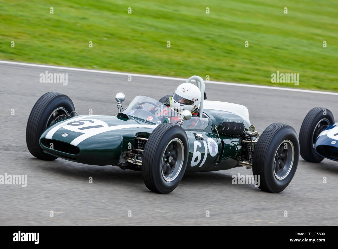 Cooper-Climax T53 1960 "Lowline" mit Fahrer Rainer Ott während der Brabham-Trophy Rennen in Goodwood GRRC 75. Mitgliederversammlung, Sussex, UK. Stockfoto