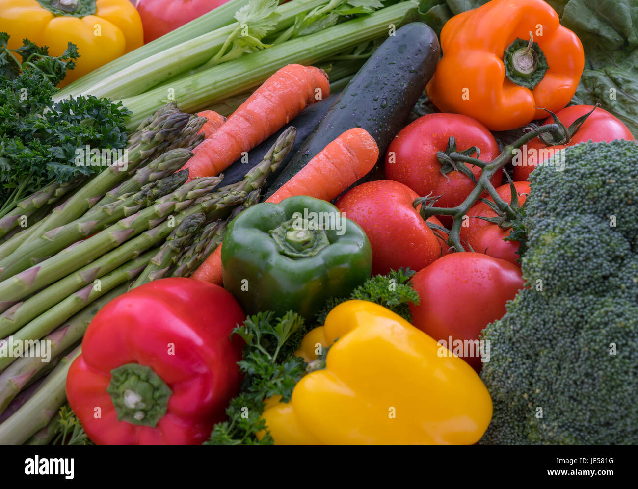 Frisches rohes Gemüse - Tomaten, Paprika, Karotten, Brokkoli, Spargel, Sellerie Stockfoto