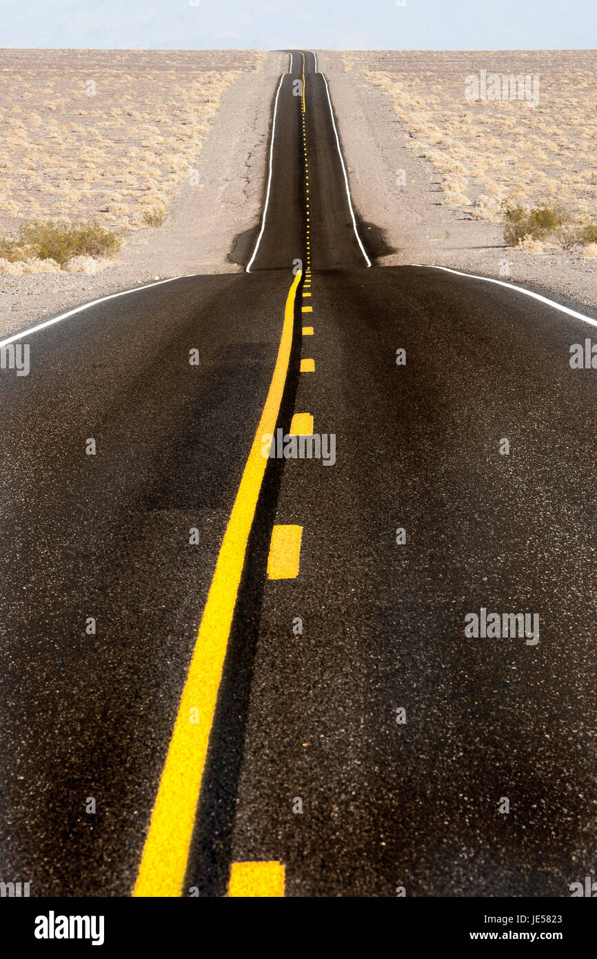 Langes, gerades Desrt Straße im Death Valley, Kalifornien Stockfoto