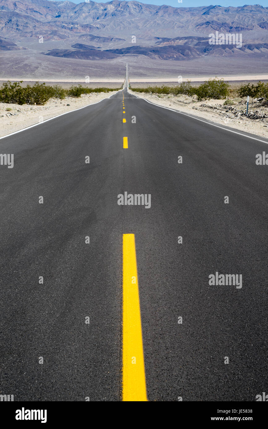 Langen, geraden Straße in der Wüste des Death Valley, Kalifornien Stockfoto