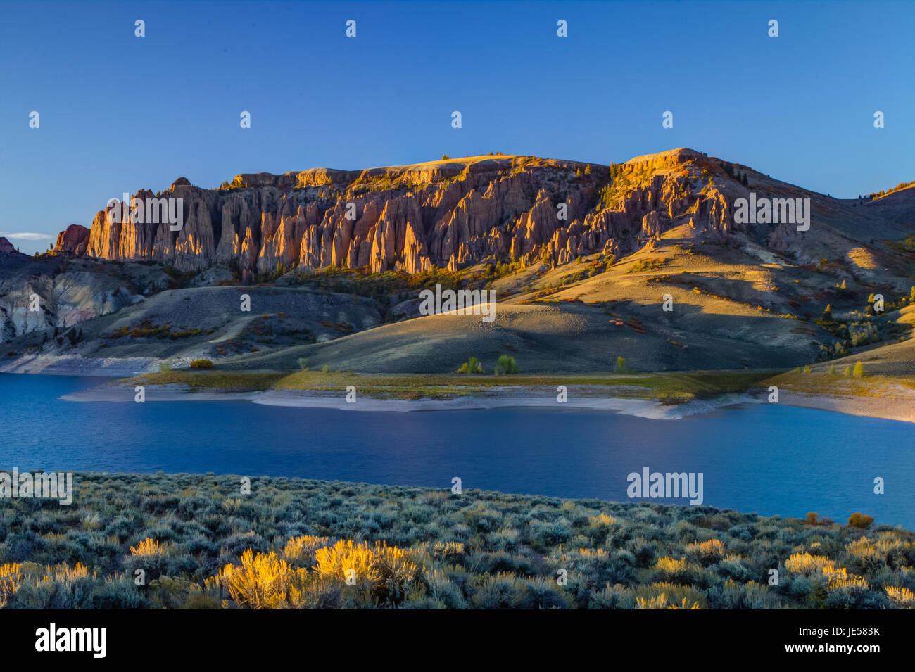 Dillons Pinnacles, Gunnison, Colorado, Curecanti National Recreation Area, Felsformation, Sonnenuntergang, See Stockfoto