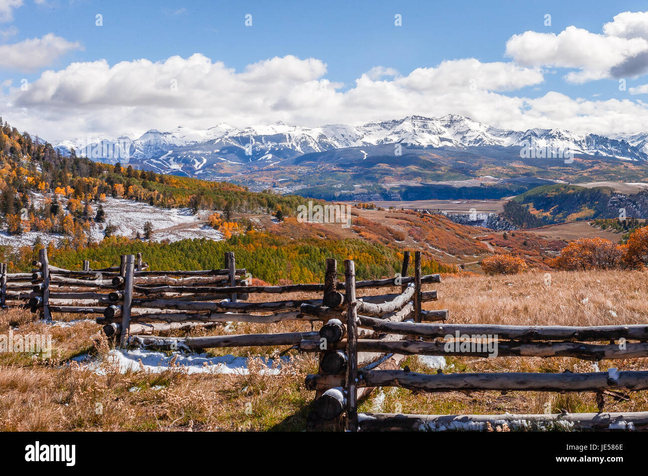 Holz-Zaun entlang den letzten Dollar Road San Juan Mountains von Colorado Stockfoto