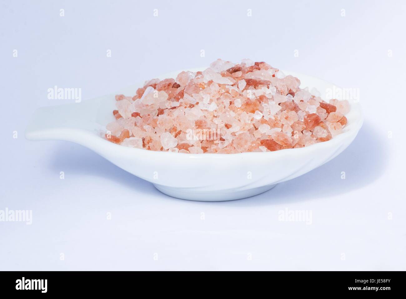 Himalaya-Salz auf weißem Hintergrund Stockfoto