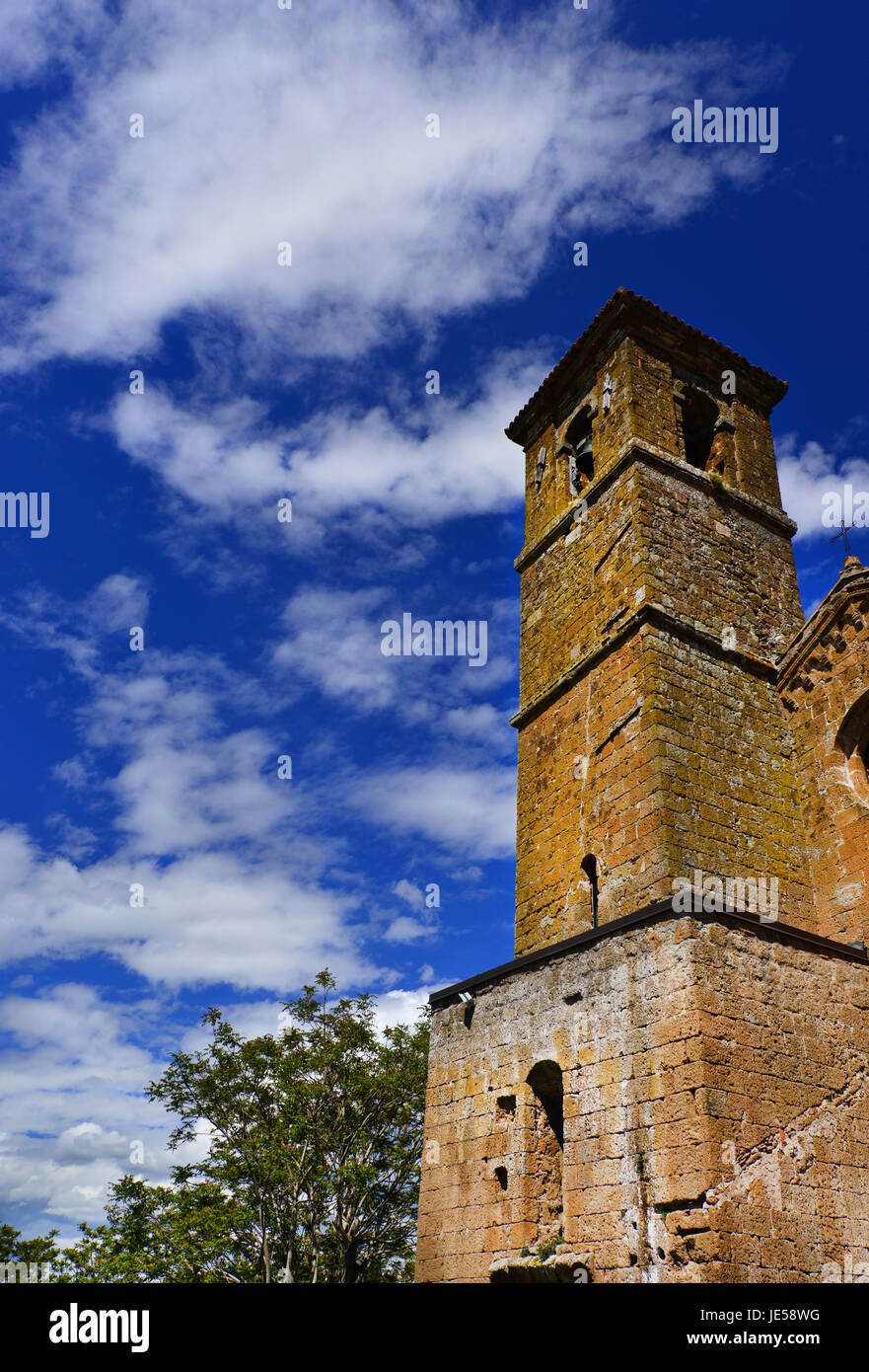 Mittelalterliche Chiesa di San Giovenale Glockenturm mit Wolken, eine der ältesten Kirchen im historischen Zentrum von Orvieto in Umbrien, Italien Stockfoto