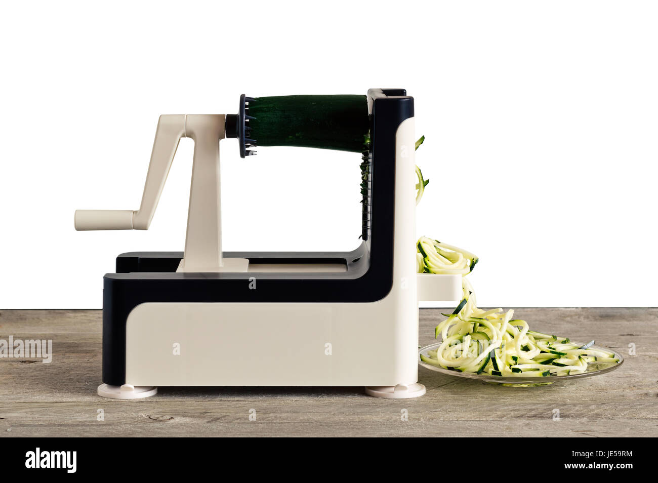 Seitenansicht des pflanzlichen Spiralizer rohe Zucchini Nudeln (Zoodles) machen. Stockfoto