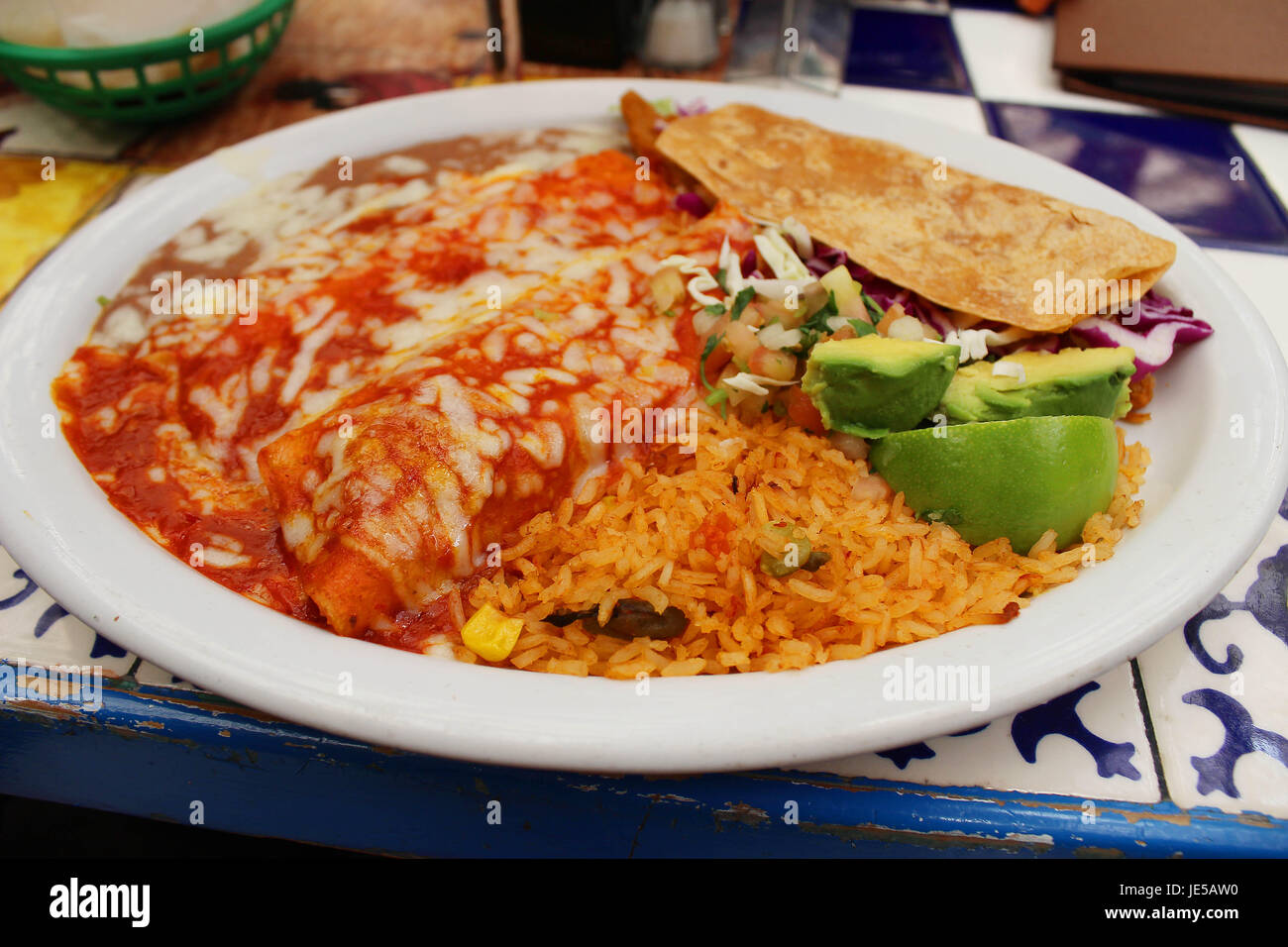 Enchiladas und Fisch-Taco mit Reis und Bohnen Stockfoto