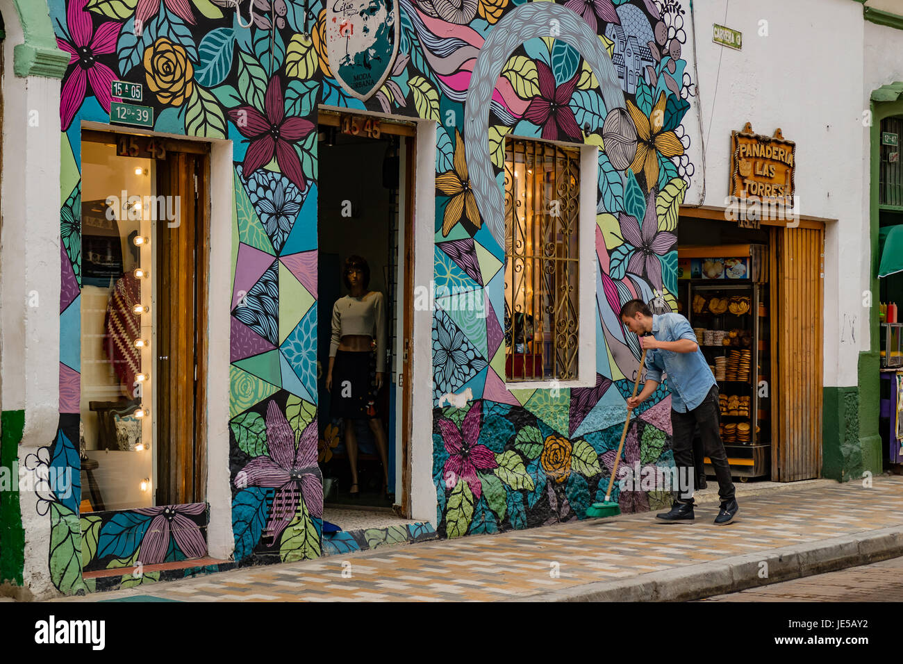 Bogota, Kolumbien - bunte Äußere der Geschäfte in der historischen La Candelaria Bezirk von Bogota, der Hauptstadt Kolumbiens in Südamerika. Stockfoto
