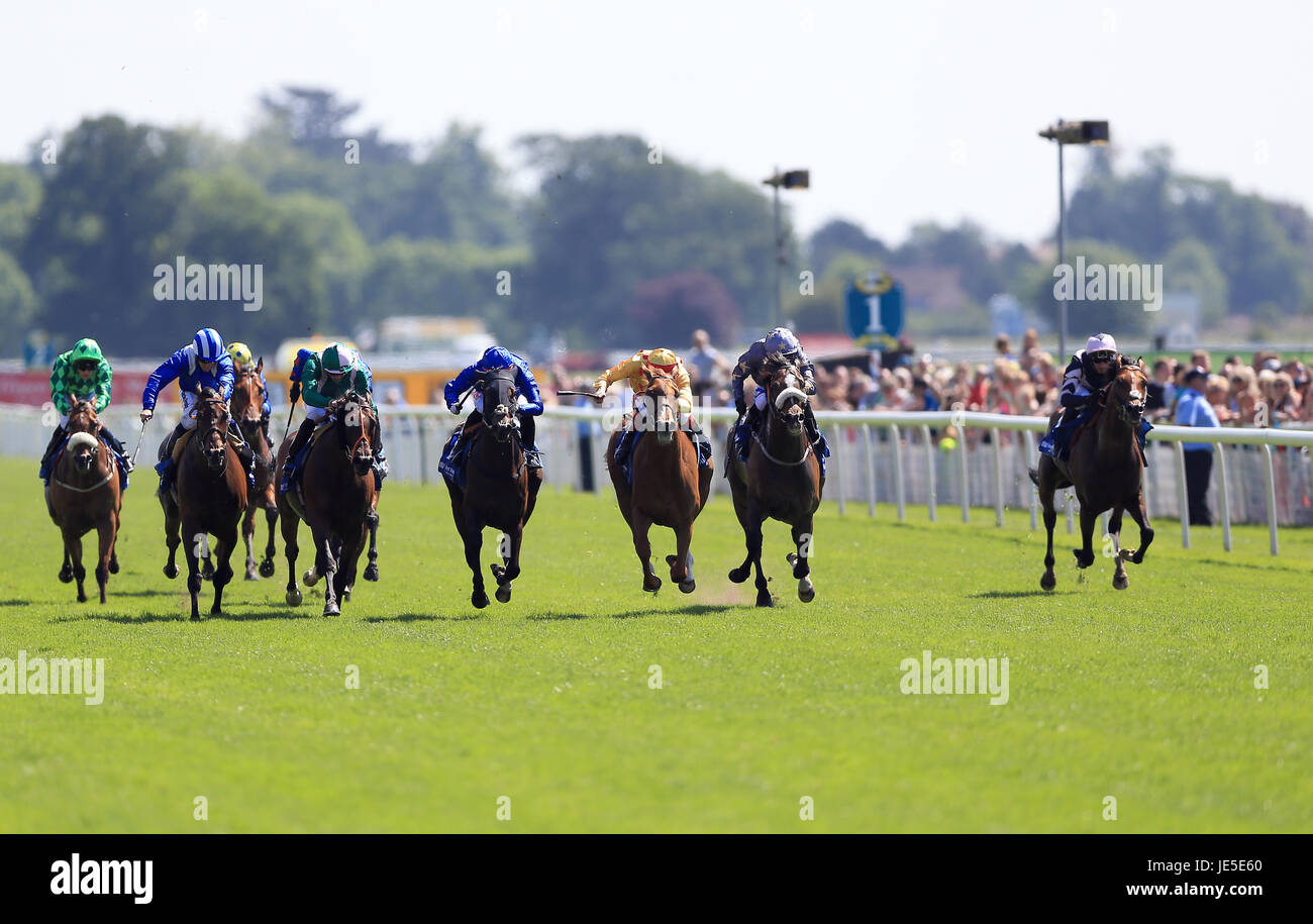 Läufer und Reiter während der Best Western Hotels Ganton Stakes in York Racecourse Stockfoto