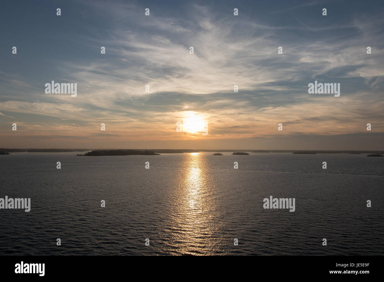 Sonnenuntergang über den Stockholmer Schären in Schweden. Stockfoto