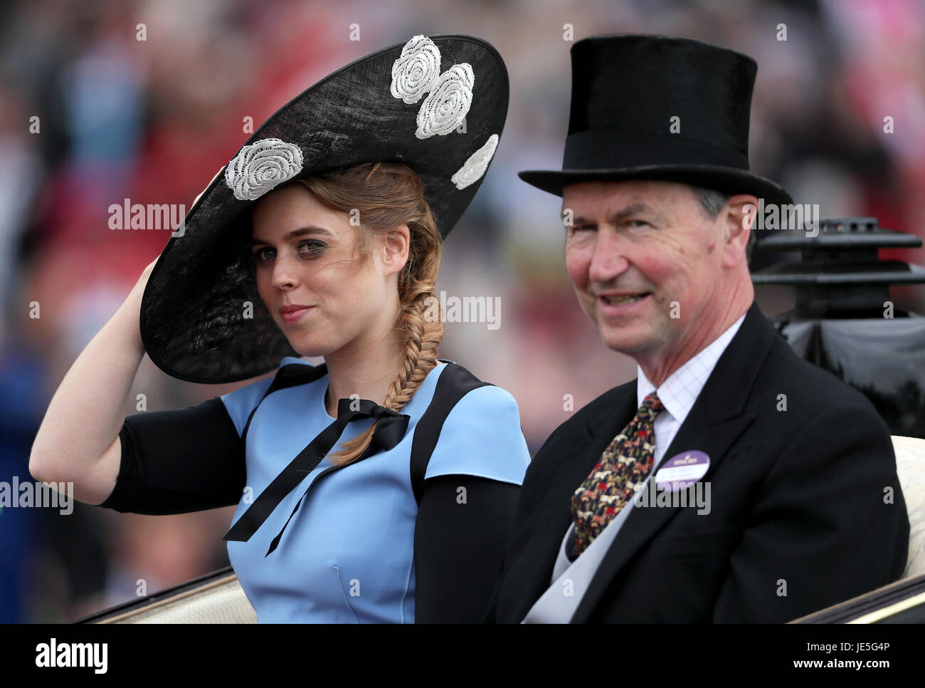 Prinzessin Beatrice von York und Vizeadmiral Sir Timothy Laurence tagsüber drei von Royal Ascot in Ascot Racecourse. Stockfoto