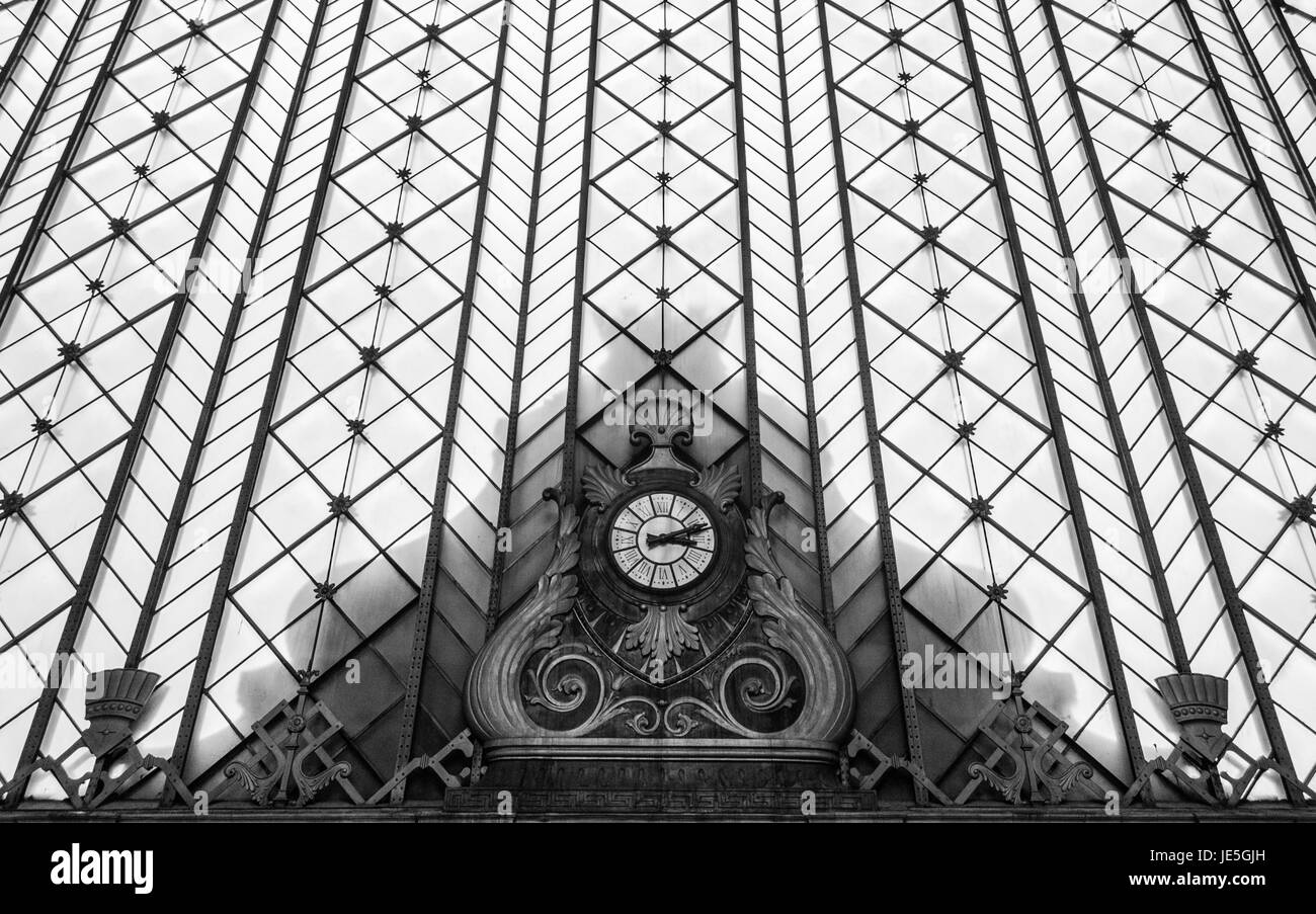 Die alten Marmor Uhr stehen in der spanischen Atocha station Stockfoto