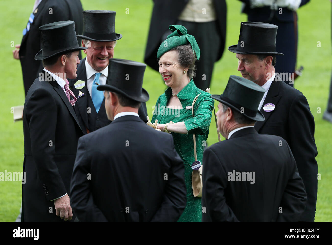 Brigadegeneral Andrew Parker Bowles (zweiter von links), The Princess Royal und Vizeadmiral Sir Timothy Laurence (rechts) am Tag drei des Royal Ascot in Ascot Racecourse. Stockfoto