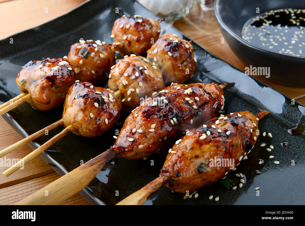 japanische Frikadelle Grill oder Tsukune mit Teriyaki-Sauce Foto in Studiobeleuchtung essfertig zubereitet. Stockfoto