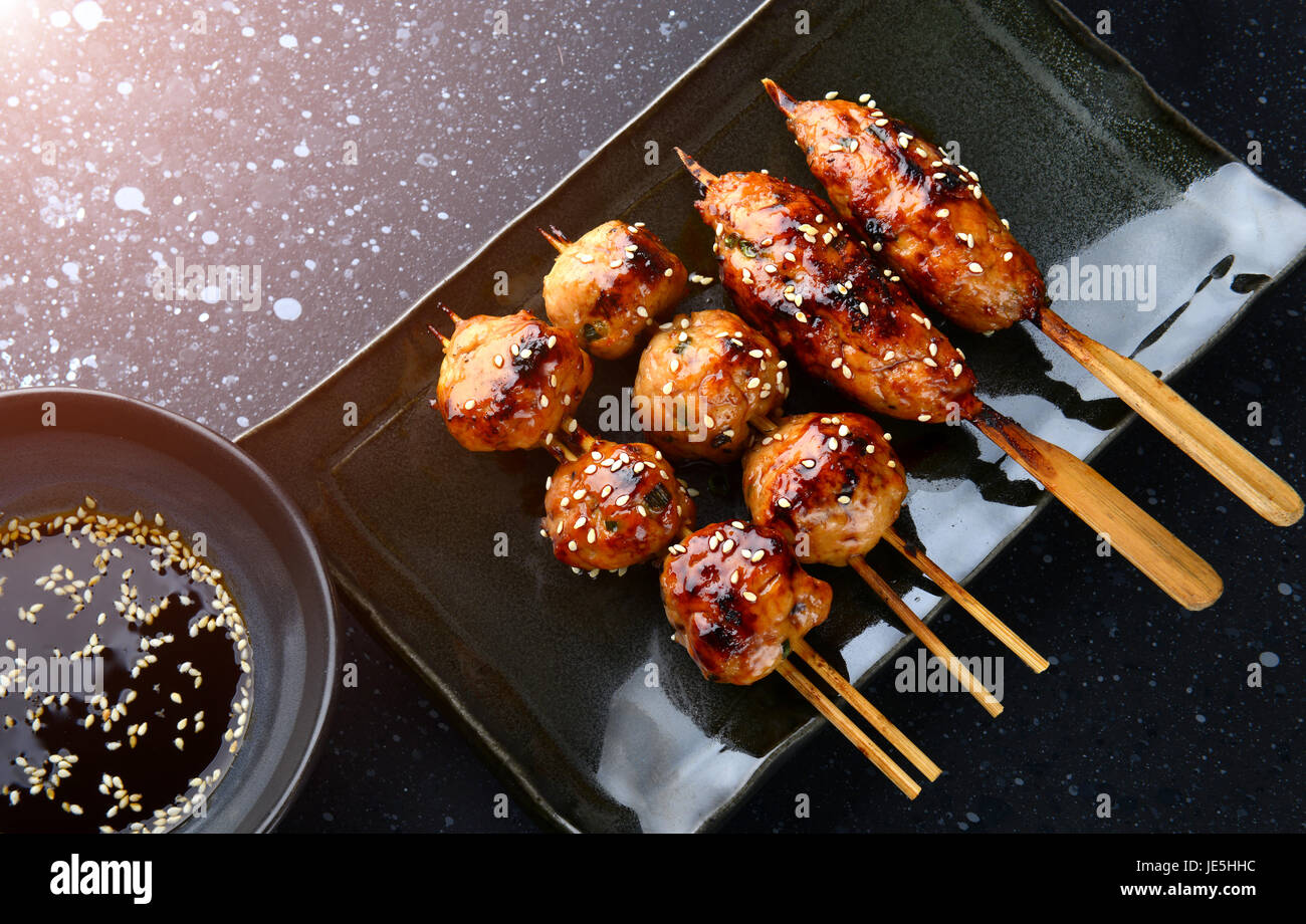 japanische Frikadelle Grill oder Tsukune mit Teriyaki-Sauce Foto in Studiobeleuchtung essfertig zubereitet. Stockfoto