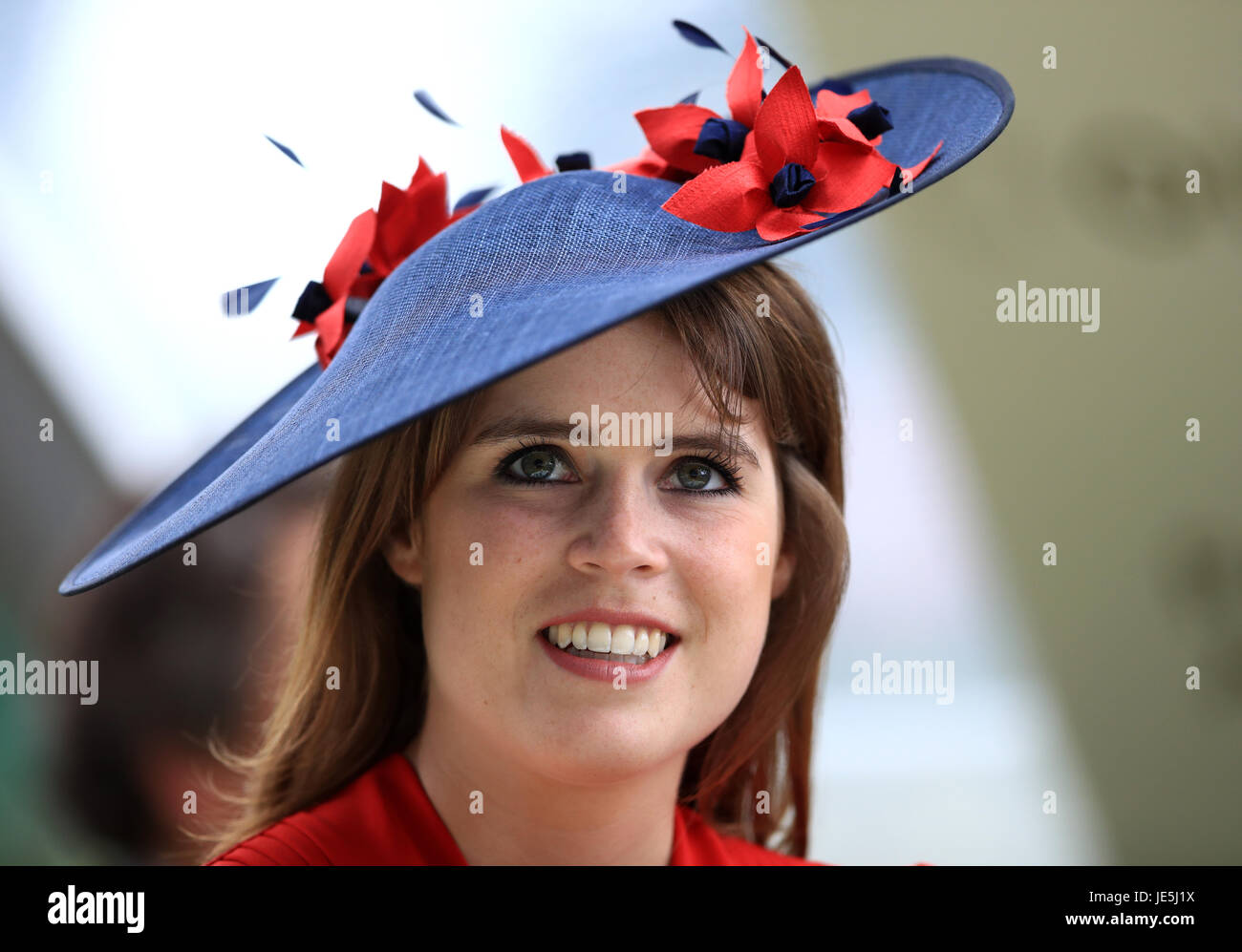 Prinzessin Eugenie von York trägt eine Bündel MacLaren Millinery Kopfbedeckung während Tag drei des Royal Ascot in Ascot Racecourse. Stockfoto