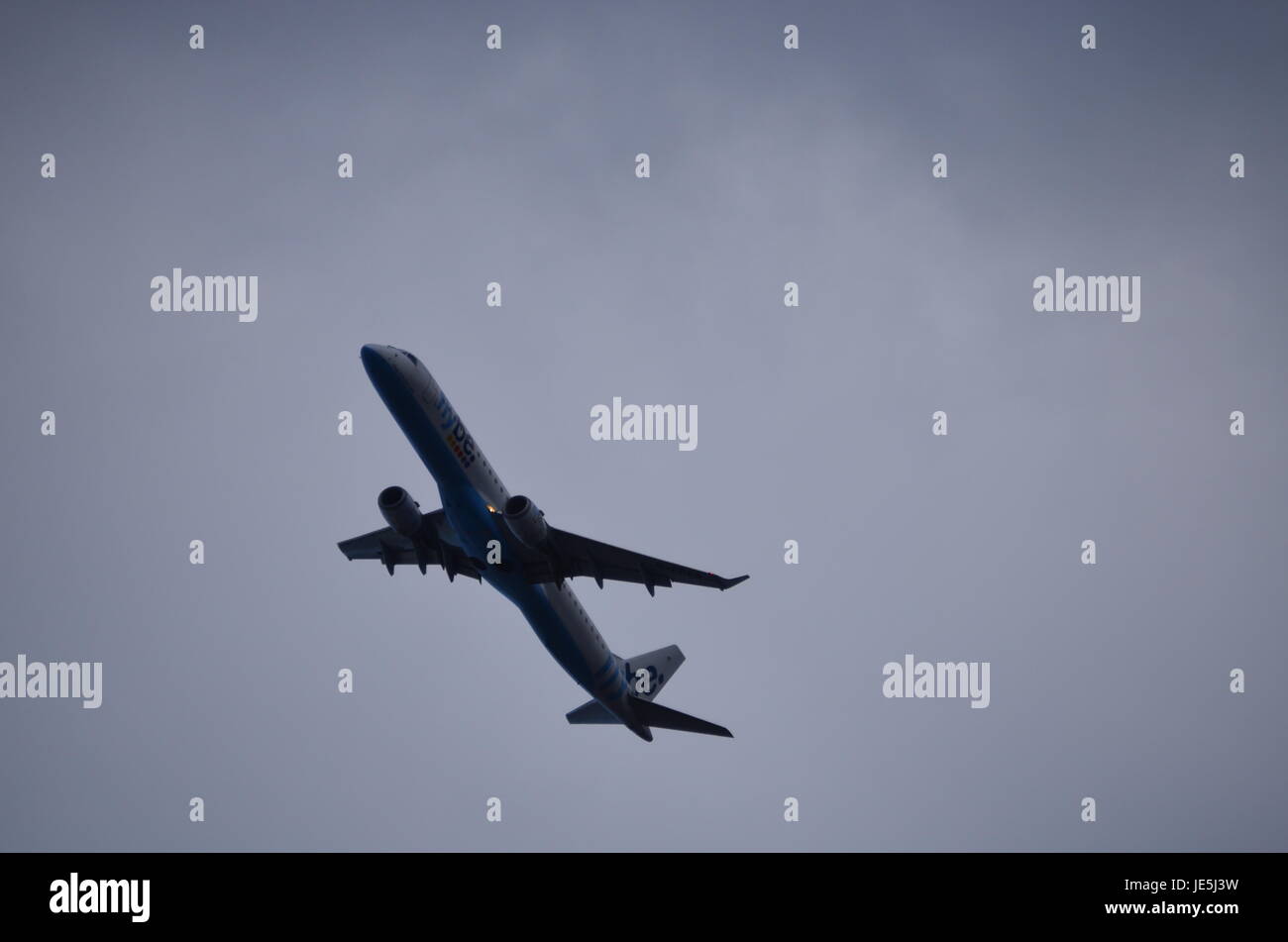 Blaue und weiße Passagierflugzeug fliegen nach oben Stockfoto