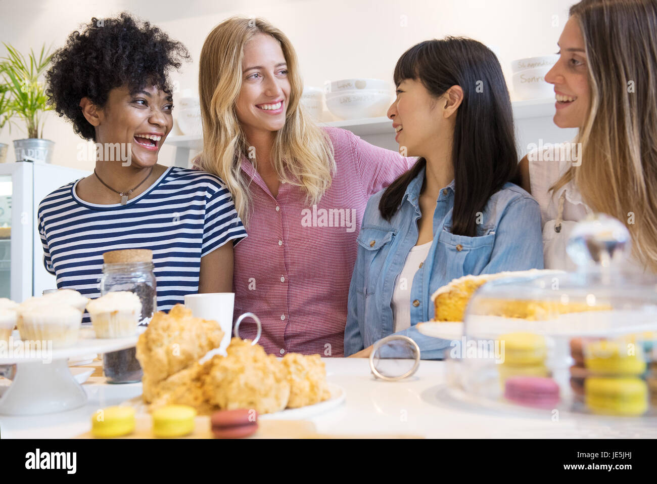 Freunde im Chat im café Stockfoto