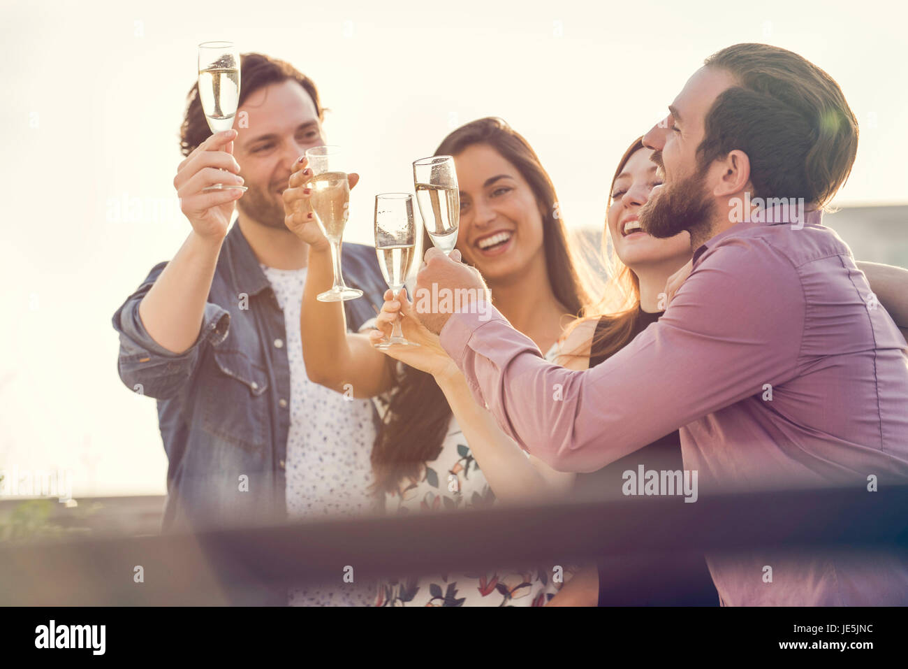 Freunde, trinken Champagner zusammen im freien Stockfoto