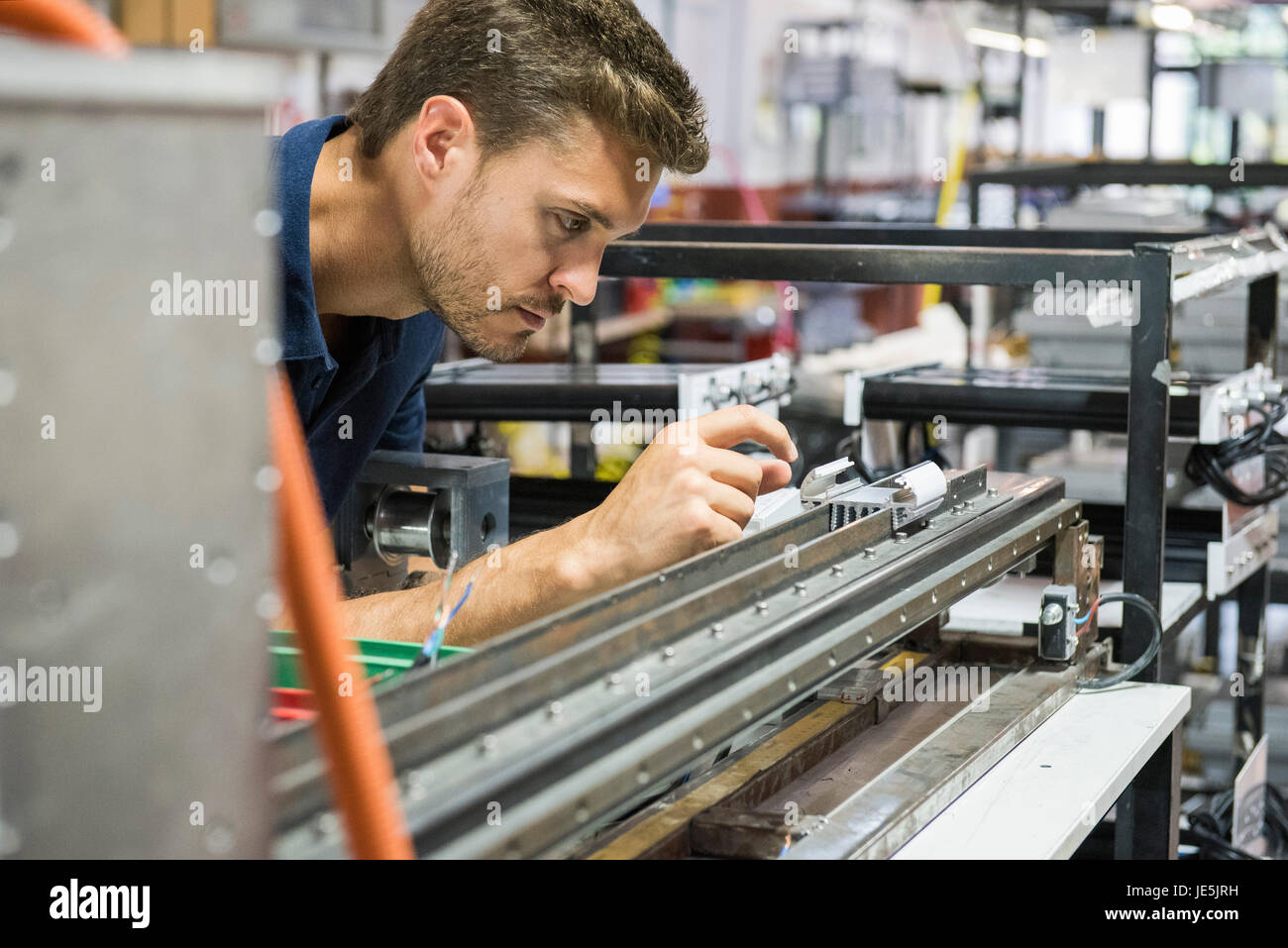 Mann arbeitet in der Fabrik Stockfoto