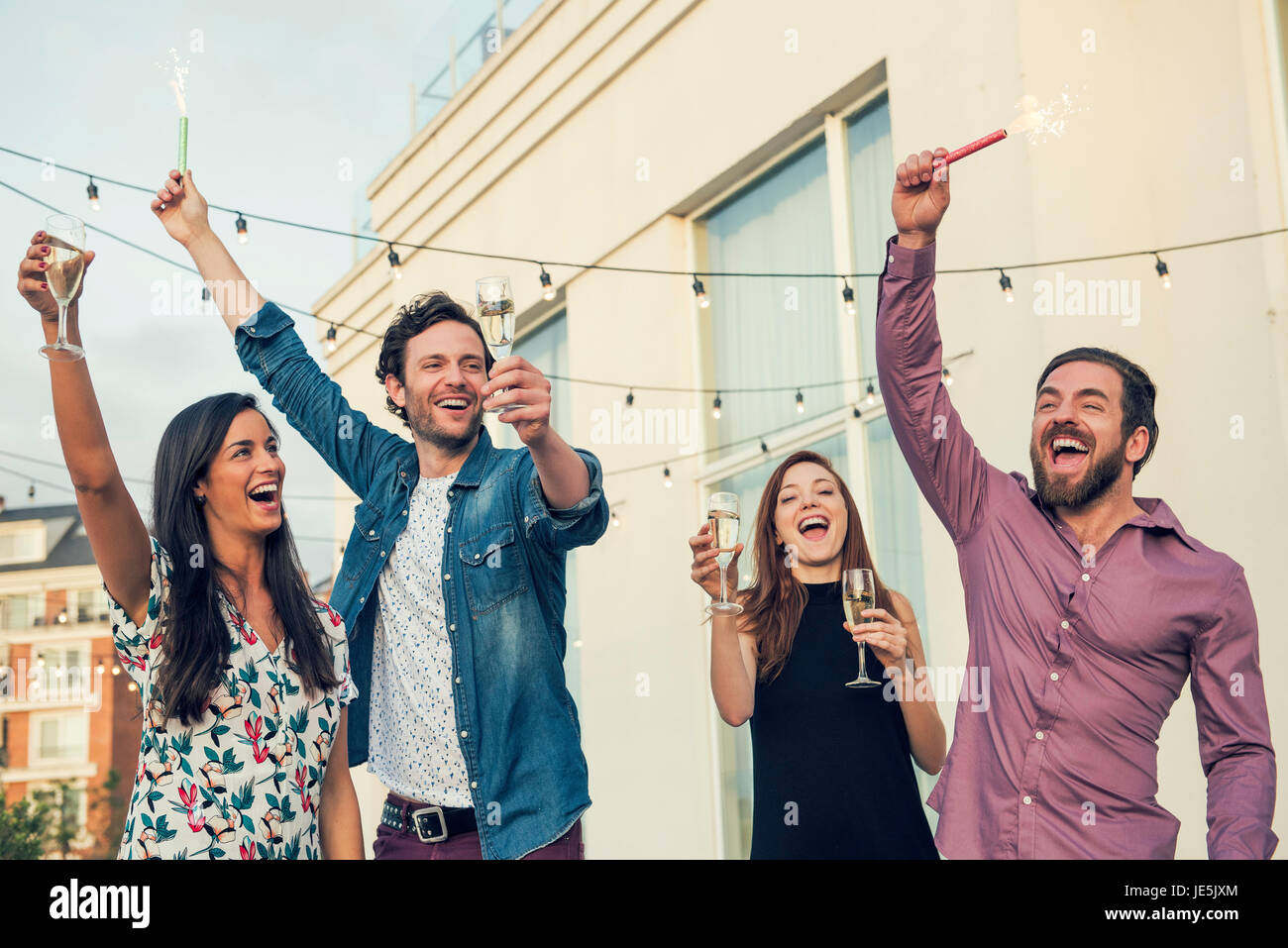 Freunde feiern mit Champagner im freien Stockfoto