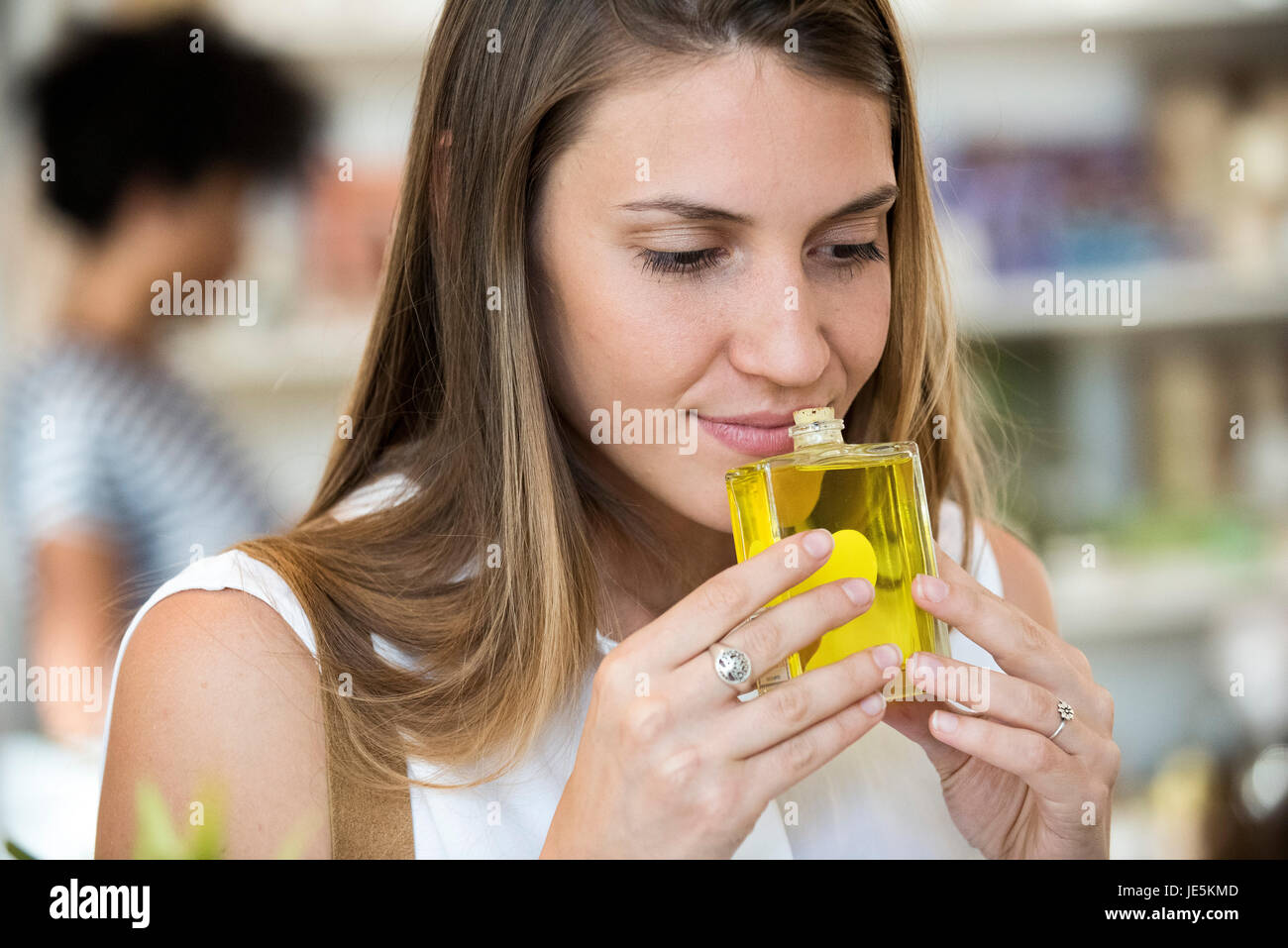 Junge Frau im Shop Parfüm riechen Stockfoto