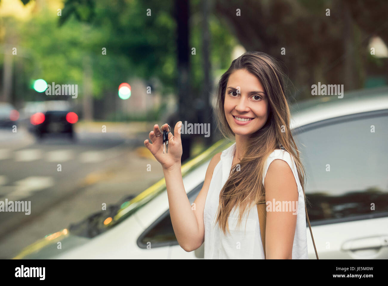 Junge Frau mit Autoschlüssel, Lächeln, Porträt Stockfoto