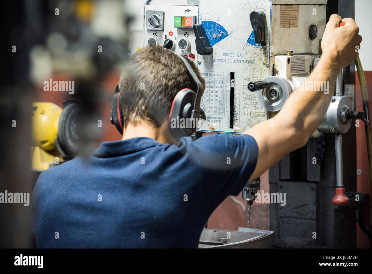Maschinist in Fabrik Stockfoto