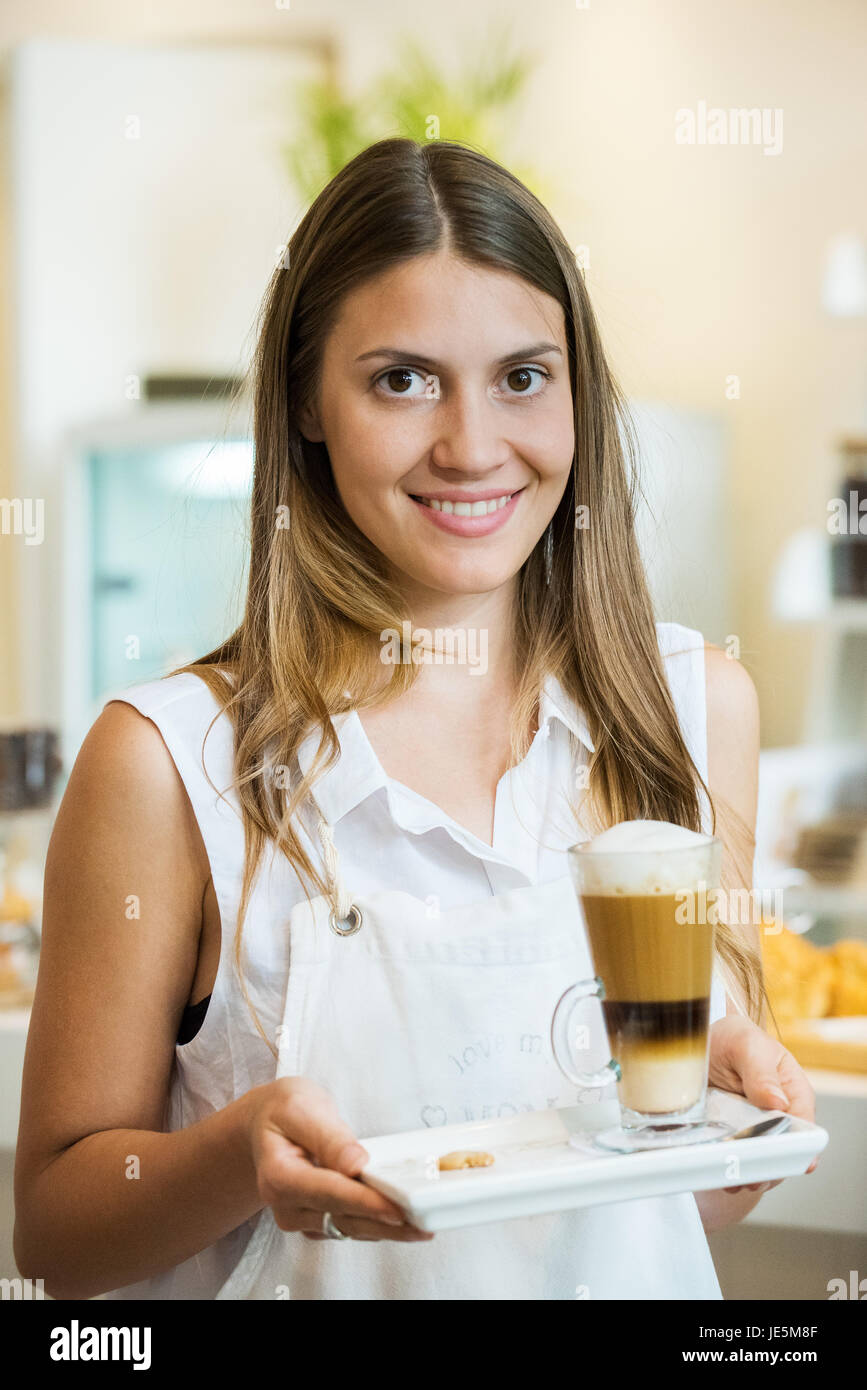 Kellnerin mit Getränk, portrait Stockfoto