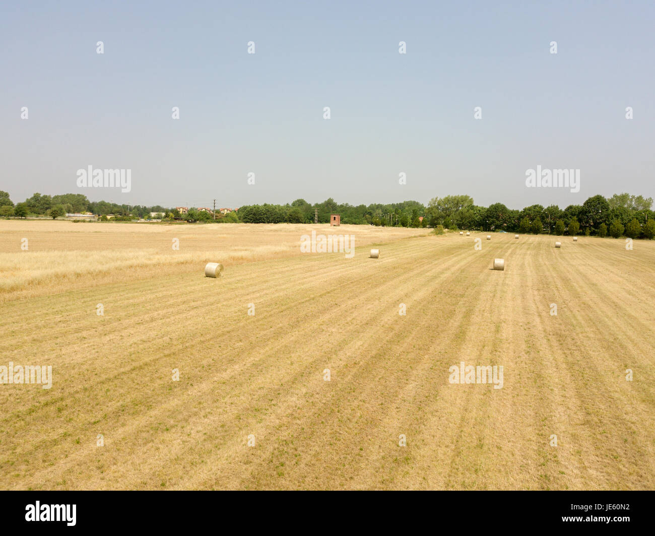 Natur und Landschaft: Luftaufnahme von einem Feld, gepflügtes Feld, Anbau, grasgrün, Landschaft, Landwirtschaft, Heuhaufen, Heuballen Stockfoto