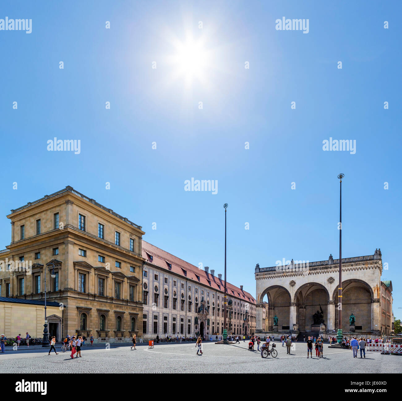 München, Deutschland. Odeonsplatz mit Blick auf die Feldernalle mit der Seite der Residenz auf der linken Seite, München, Bayern, Deutschland Stockfoto