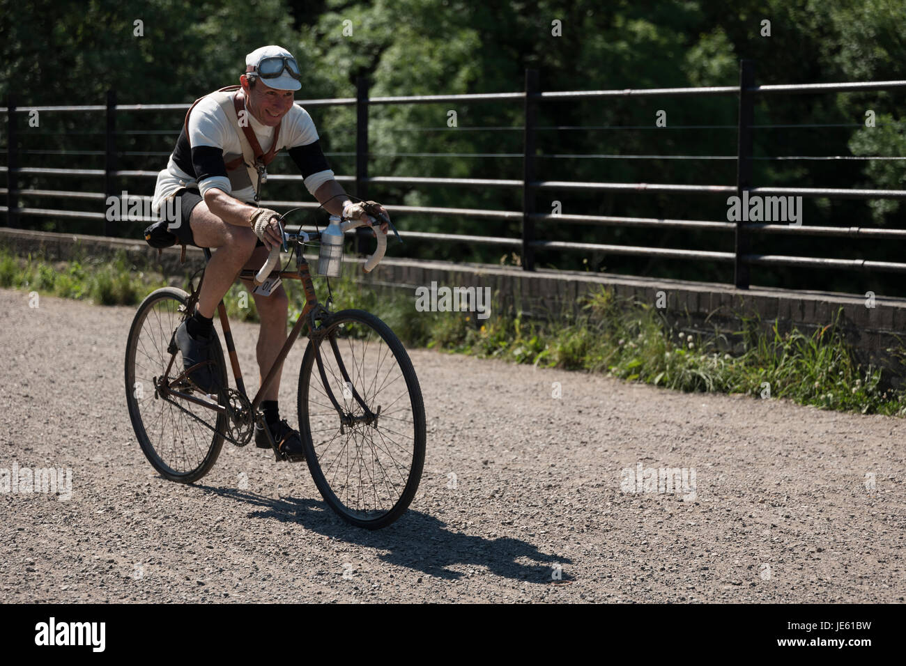 Radfahrer, die Teilnahme im Jahr 2017 Eroica Britannia Veranstaltung in Derbyshire. Stockfoto